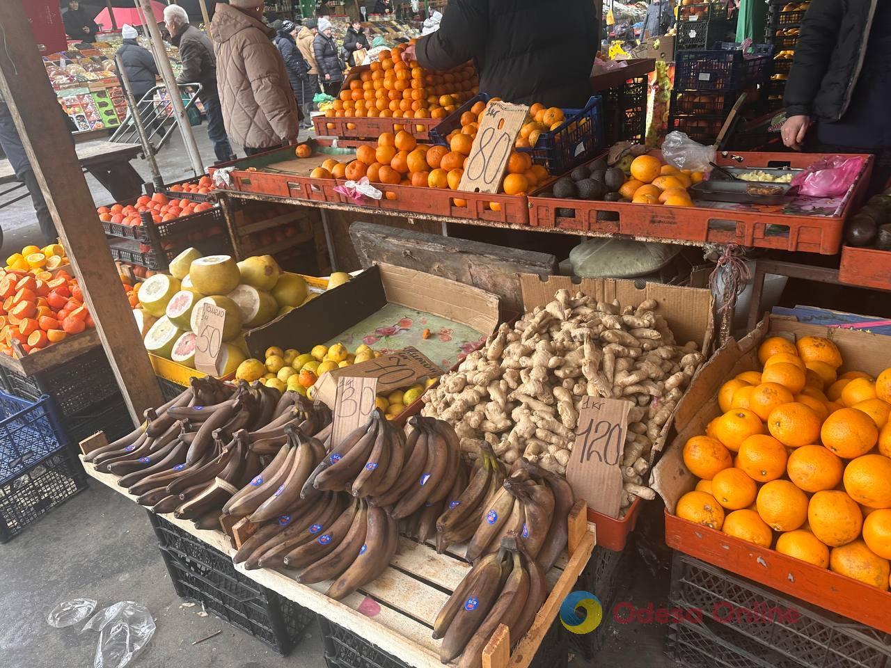 Імбир, яблука та сало: суботні ціни на одеському Привозі