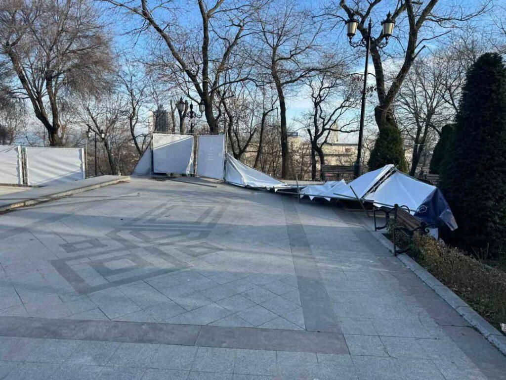 У центрі Одеси вандали понівечили огорожу У центрі Одеси вандали понівечили огорожу