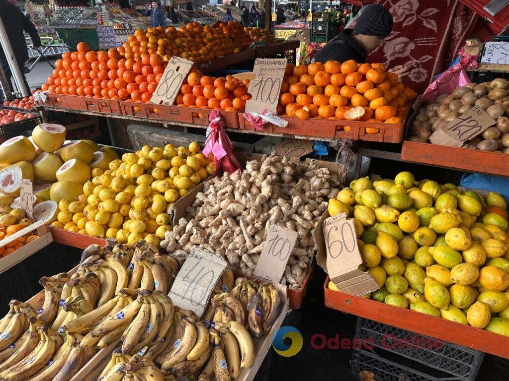 Клюква, грибы и мандарины: субботние цены на одесском Привозе