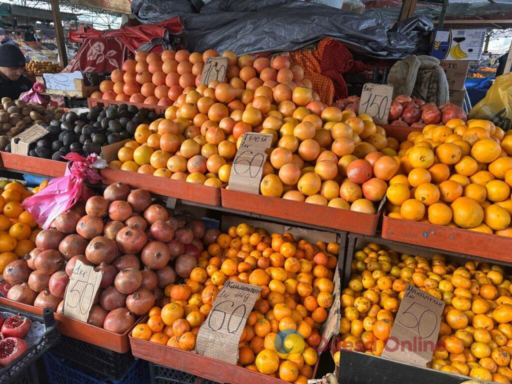 Клюква, грибы и мандарины: субботние цены на одесском Привозе