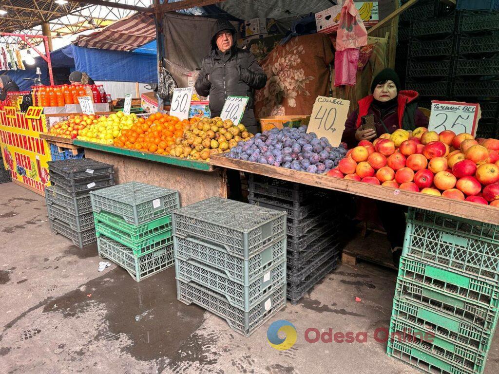 Клюква, грибы и мандарины: субботние цены на одесском Привозе