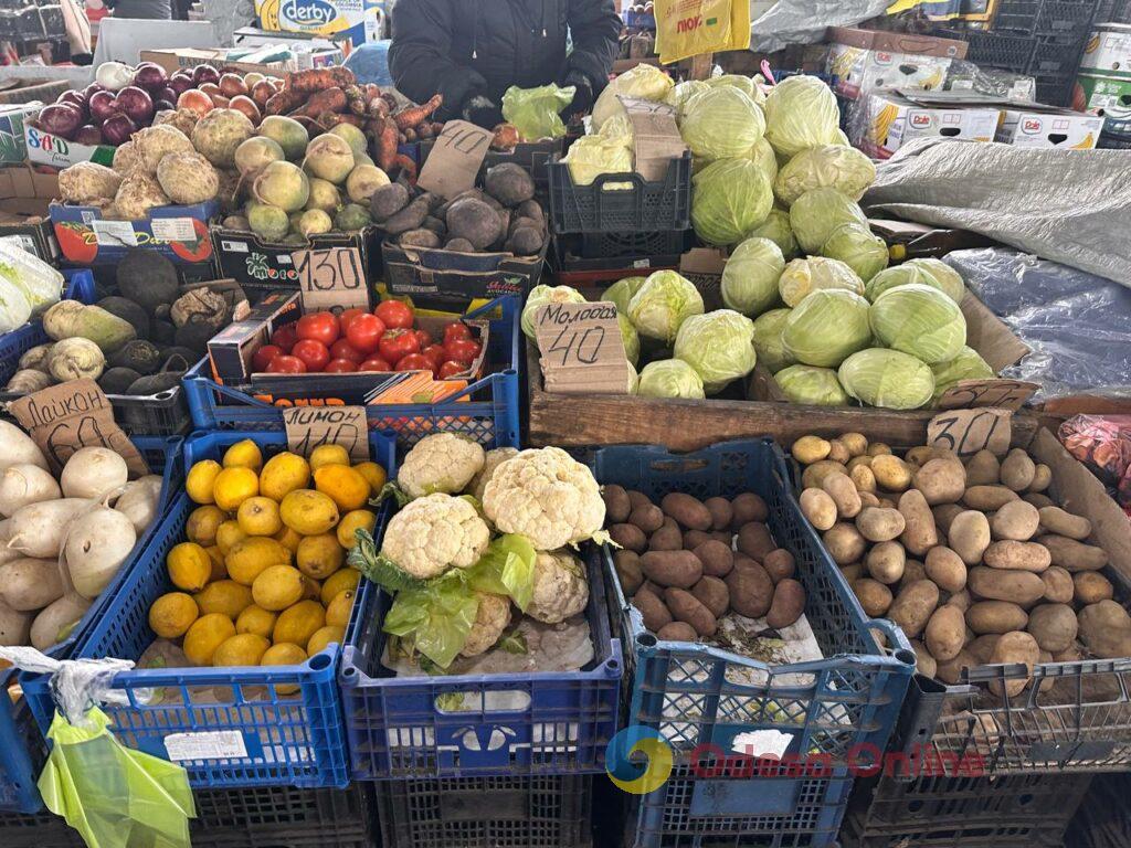 Клюква, грибы и мандарины: субботние цены на одесском Привозе