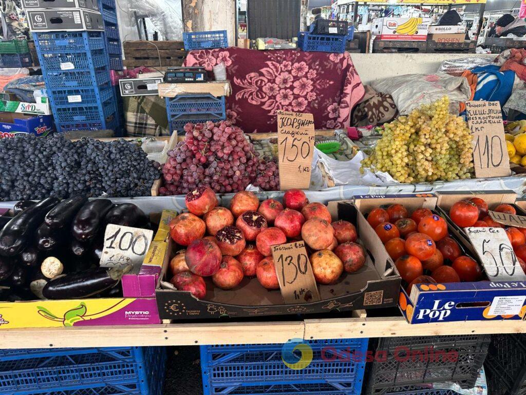 Клюква, грибы и мандарины: субботние цены на одесском Привозе