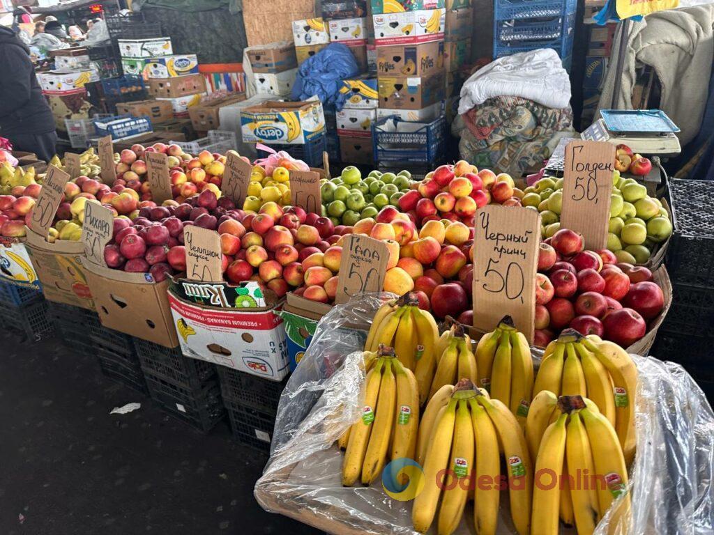 Клюква, грибы и мандарины: субботние цены на одесском Привозе