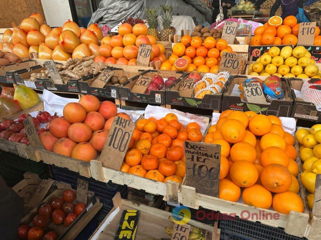 Клюква, грибы и мандарины: субботние цены на одесском Привозе