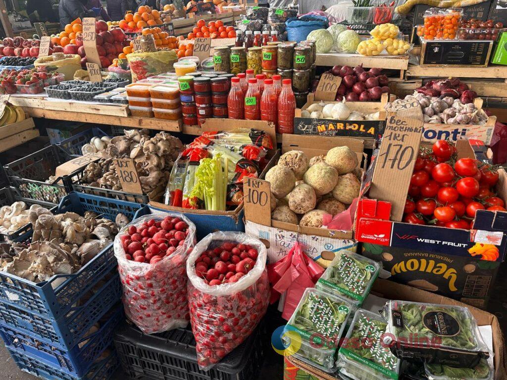 Клюква, грибы и мандарины: субботние цены на одесском Привозе