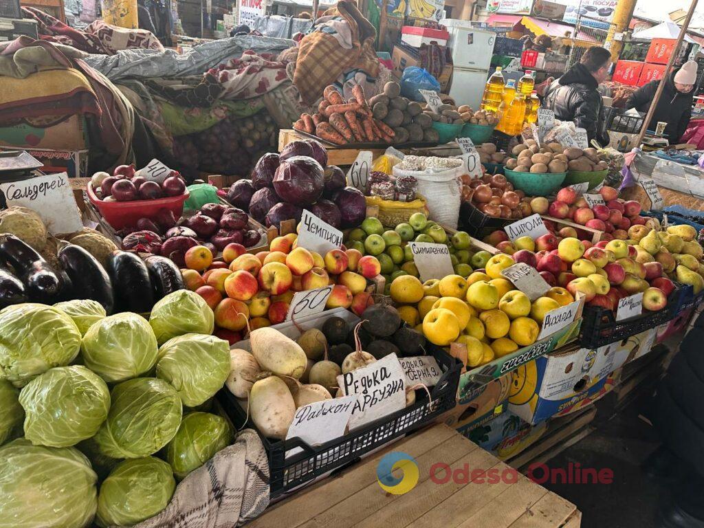 Клюква, грибы и мандарины: субботние цены на одесском Привозе