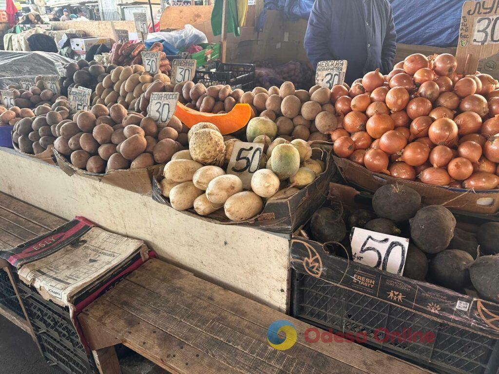 Клюква, грибы и мандарины: субботние цены на одесском Привозе