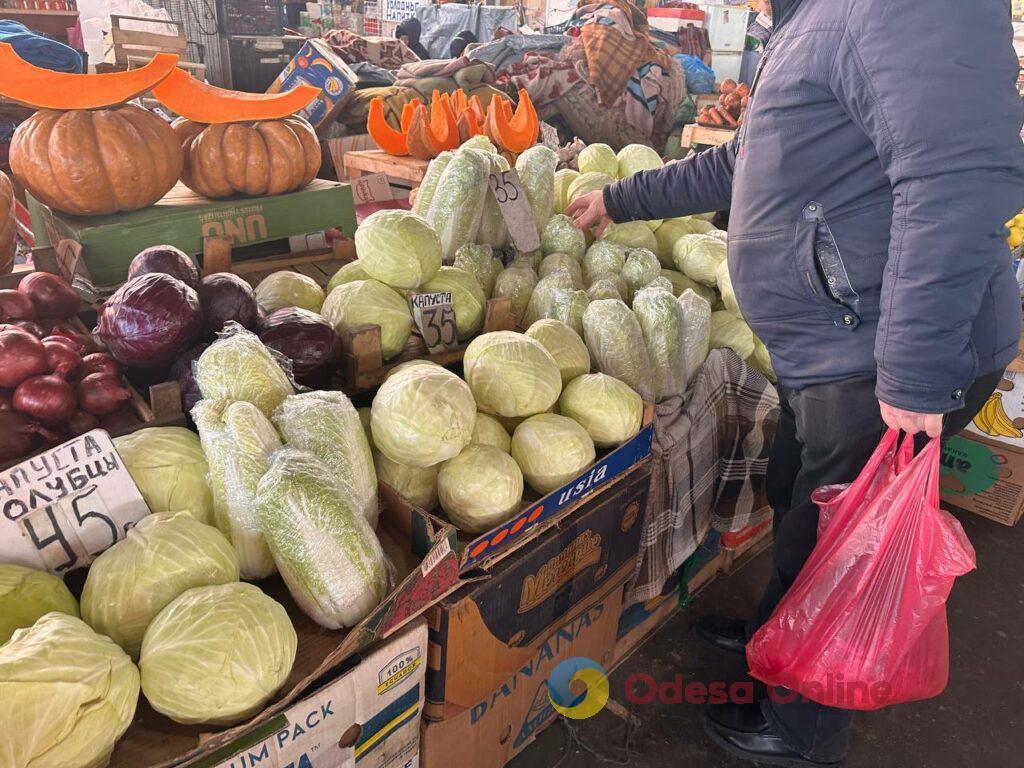 Клюква, грибы и мандарины: субботние цены на одесском Привозе