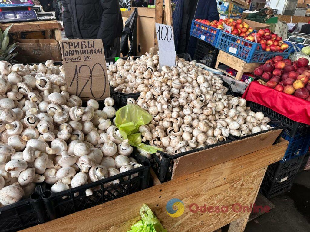 Клюква, грибы и мандарины: субботние цены на одесском Привозе