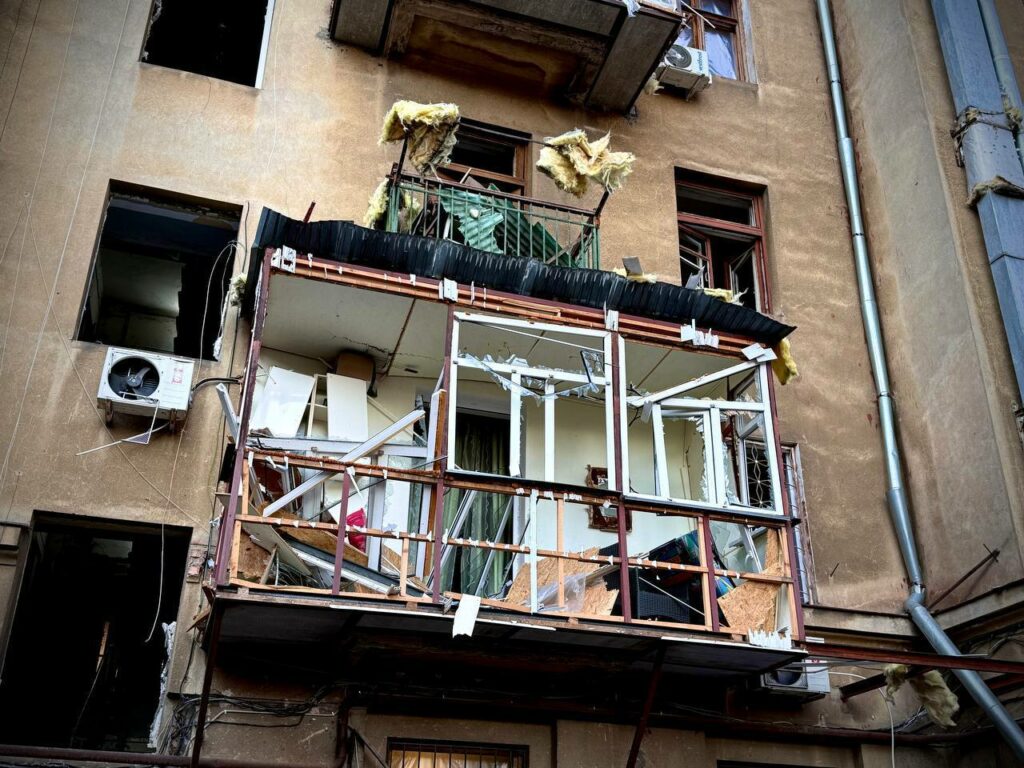 Одеса відновлюється після ворожої атаки 13 січня: комунальники закривають сотні вибитих вікон