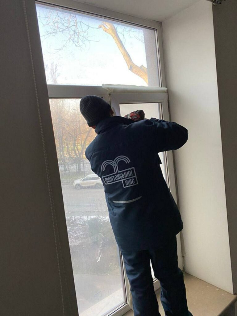 Одеса відновлюється після ворожої атаки 13 січня: комунальники закривають сотні вибитих вікон