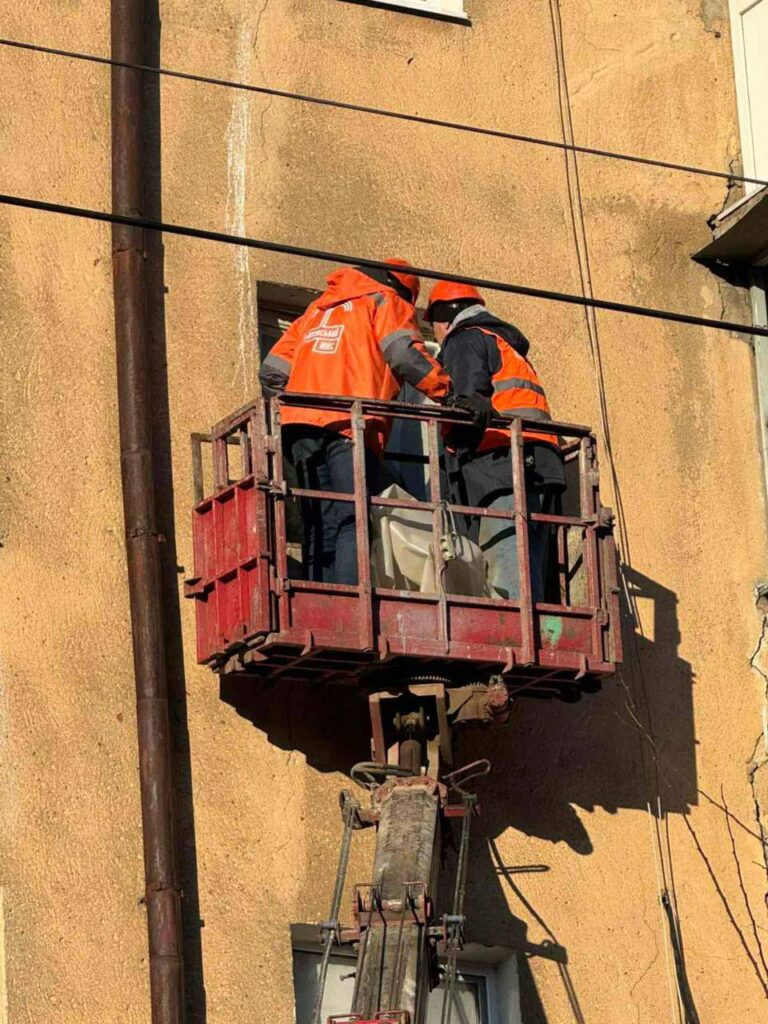 Одеса відновлюється після ворожої атаки 13 січня: комунальники закривають сотні вибитих вікон