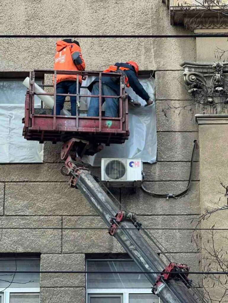 Одеса відновлюється після ворожої атаки 13 січня: комунальники закривають сотні вибитих вікон