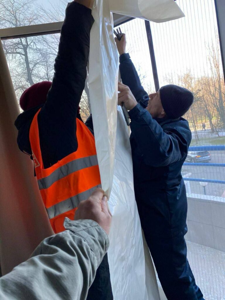 Одеса відновлюється після ворожої атаки 13 січня: комунальники закривають сотні вибитих вікон