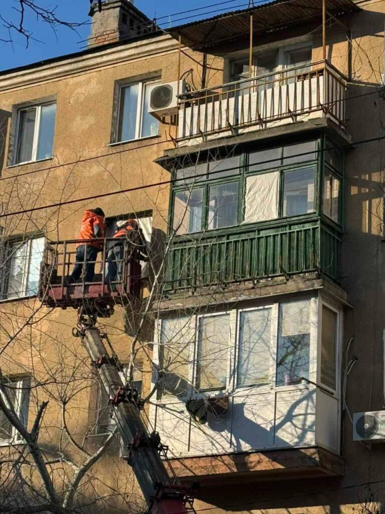 Одеса відновлюється після ворожої атаки 13 січня: комунальники закривають сотні вибитих вікон