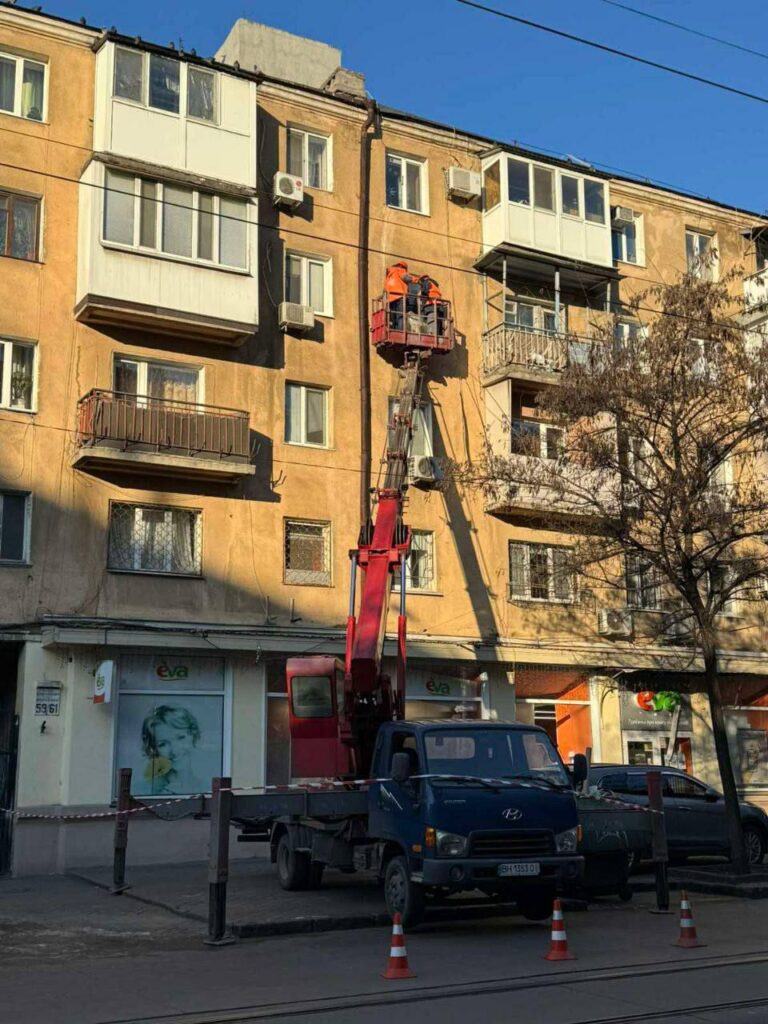 Одеса відновлюється після ворожої атаки 13 січня: комунальники закривають сотні вибитих вікон