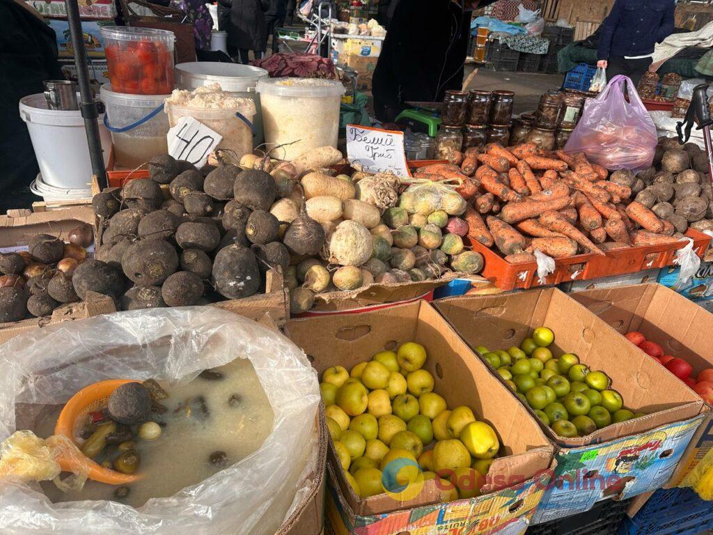 Курка, бринза та волоський горіх: суботні ціни на одеському «Привозі»