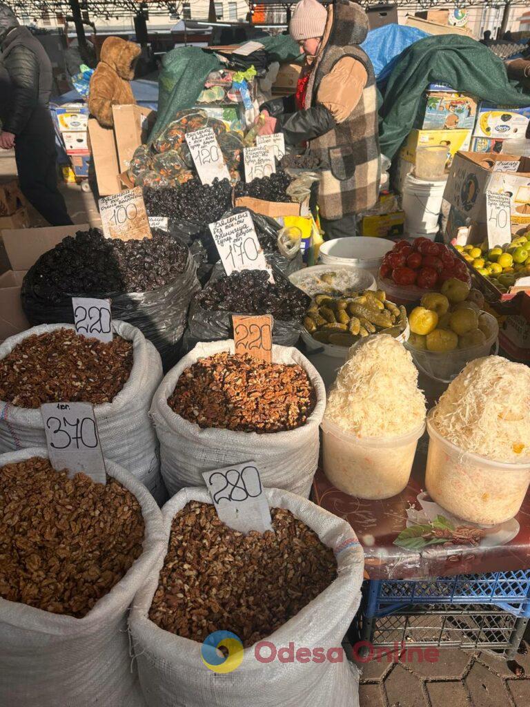 Курка, бринза та волоський горіх: суботні ціни на одеському «Привозі»