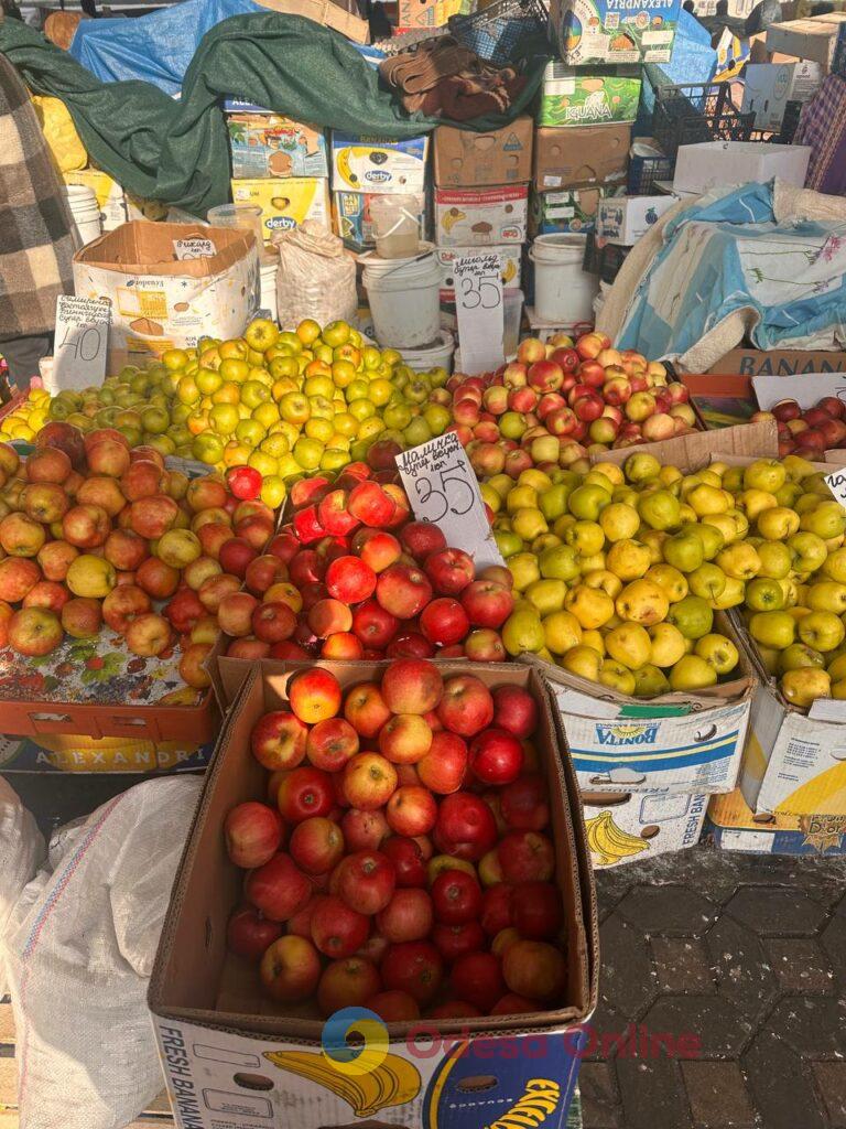 Курка, бринза та волоський горіх: суботні ціни на одеському «Привозі»