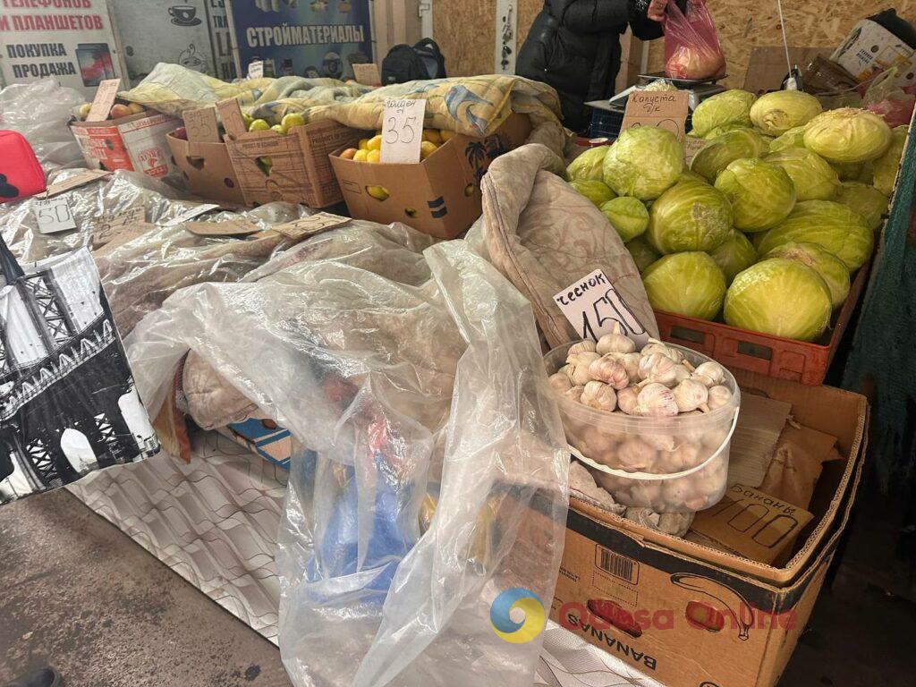 Курка, бринза та волоський горіх: суботні ціни на одеському «Привозі»