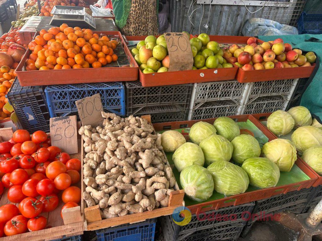 Курка, бринза та волоський горіх: суботні ціни на одеському «Привозі»