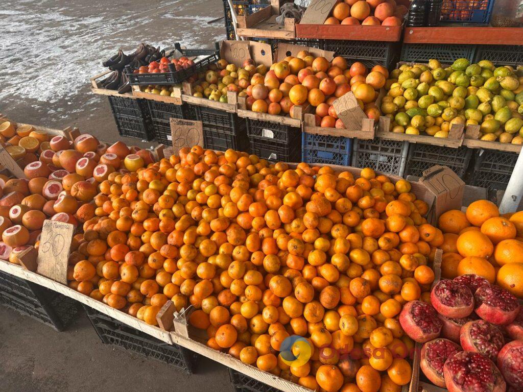 Курка, бринза та волоський горіх: суботні ціни на одеському «Привозі»