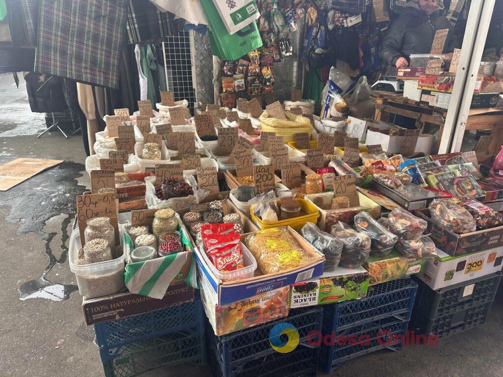 Курка, бринза та волоський горіх: суботні ціни на одеському «Привозі»