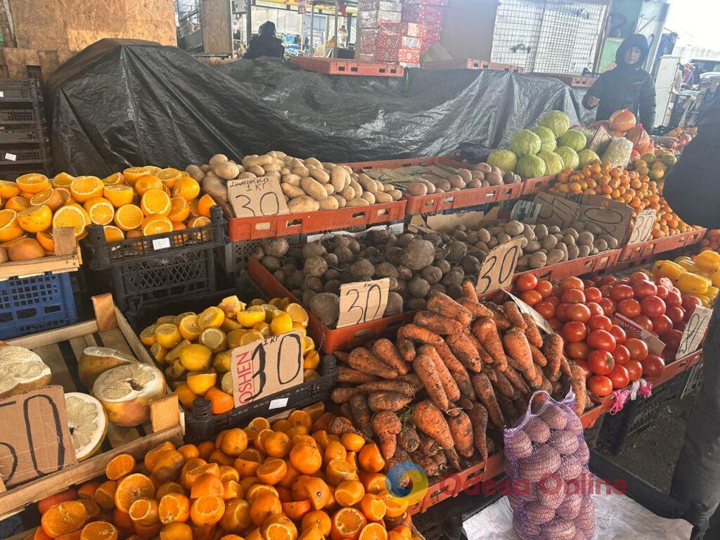 Курка, бринза та волоський горіх: суботні ціни на одеському «Привозі»