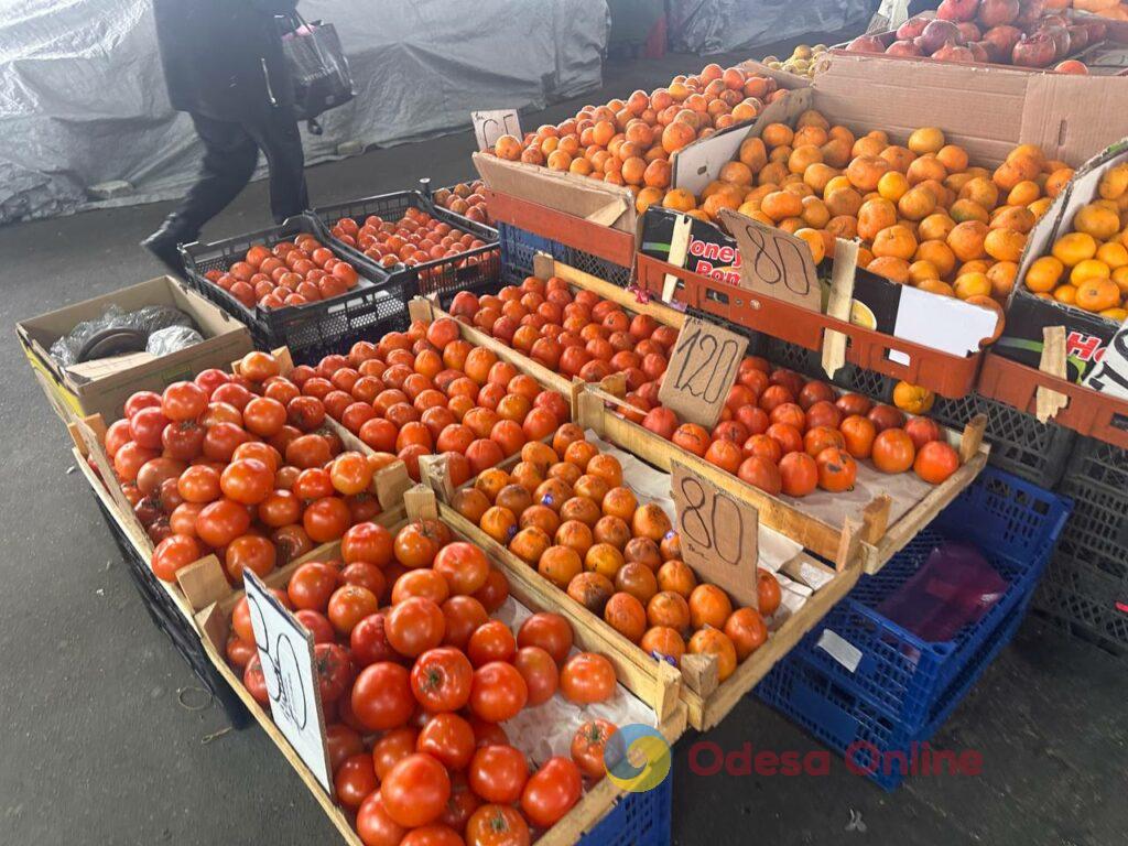 Курка, бринза та волоський горіх: суботні ціни на одеському «Привозі»