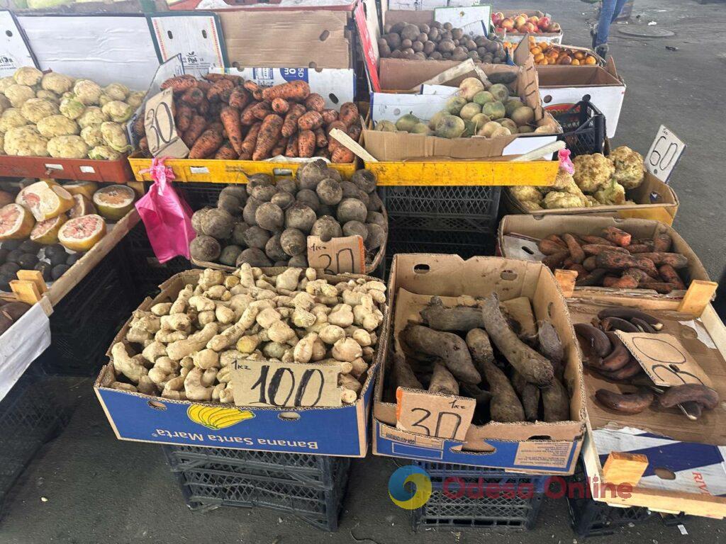 Курка, бринза та волоський горіх: суботні ціни на одеському «Привозі»