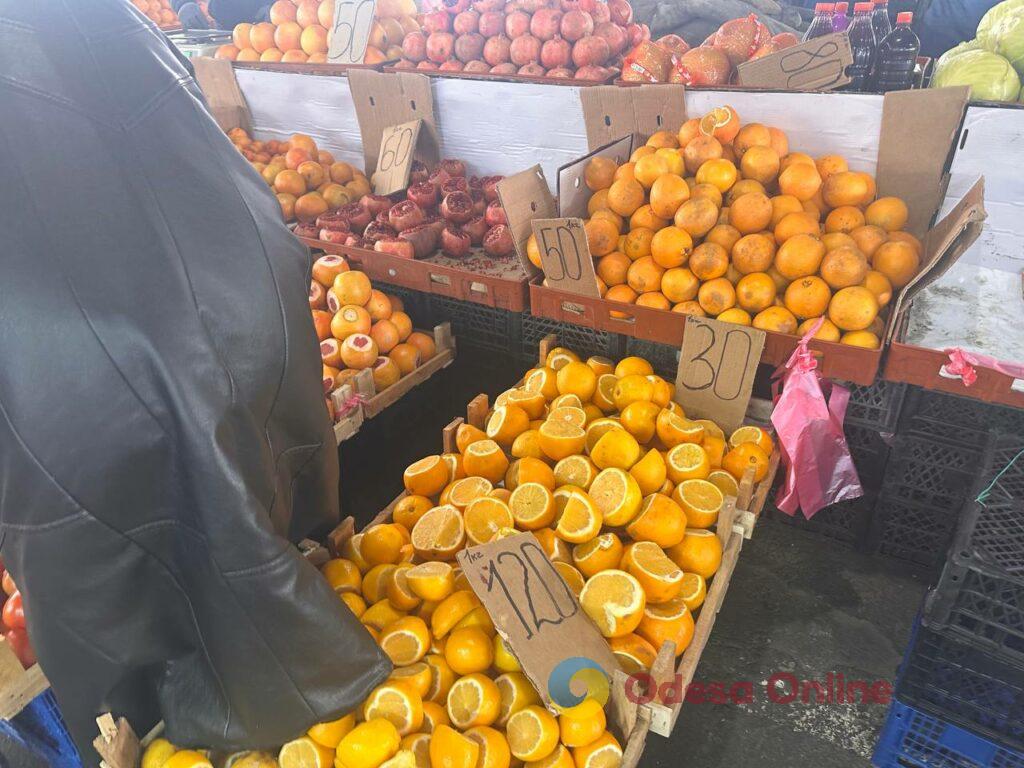 Курка, бринза та волоський горіх: суботні ціни на одеському «Привозі»