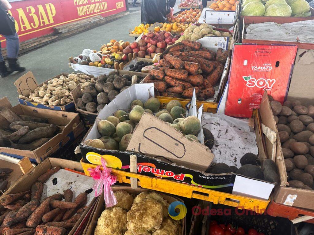 Курка, бринза та волоський горіх: суботні ціни на одеському «Привозі»