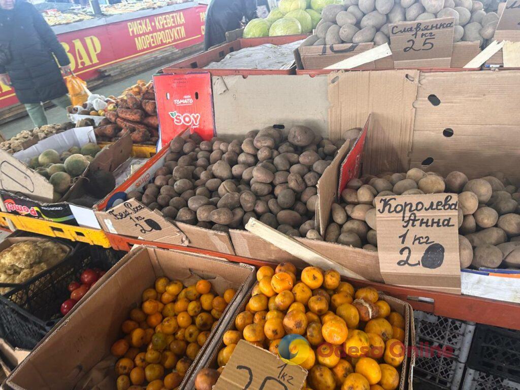 Курка, бринза та волоський горіх: суботні ціни на одеському «Привозі»