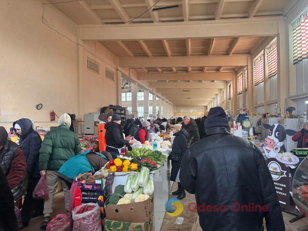 Курка, бринза та волоський горіх: суботні ціни на одеському «Привозі»