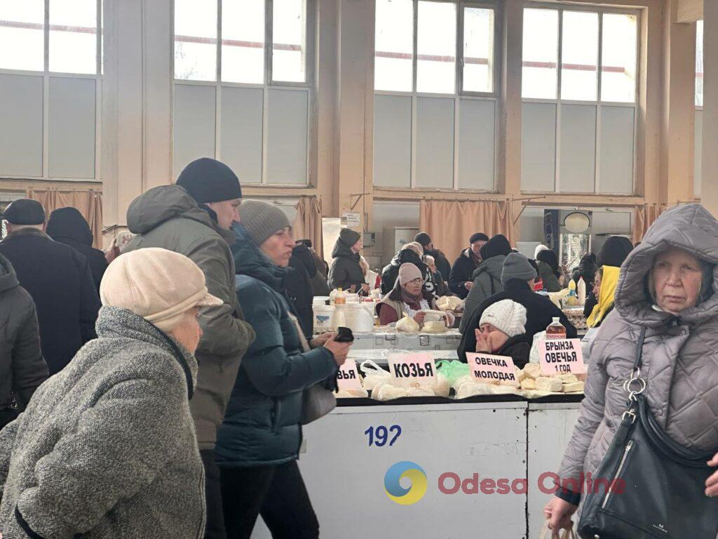 Курка, бринза та волоський горіх: суботні ціни на одеському «Привозі»