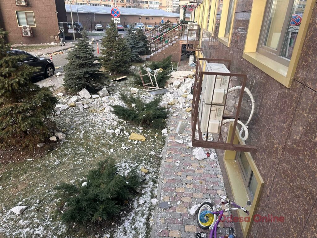 Нескінченні обстріли, блекаут і примхи природи — фото тижня в Одесі