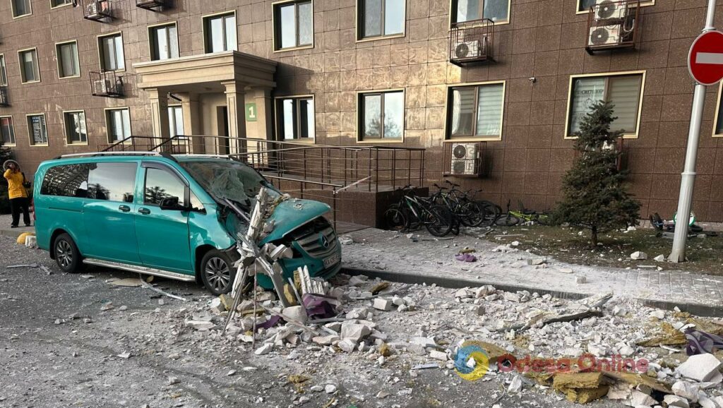 Нескінченні обстріли, блекаут і примхи природи — фото тижня в Одесі