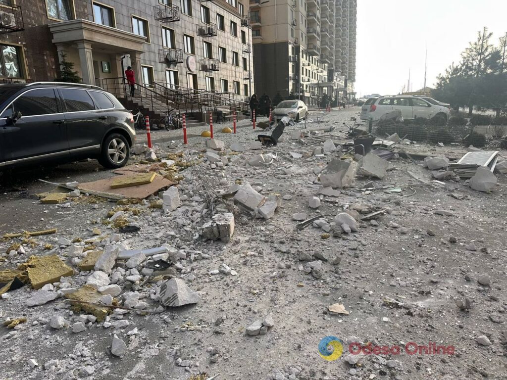 Нескінченні обстріли, блекаут і примхи природи — фото тижня в Одесі