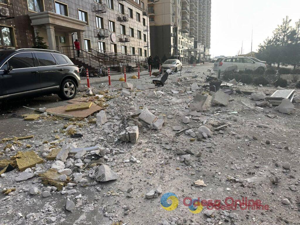 Бесконечные обстрелы, блэкаут и капризы природы — фото недели в Одессе