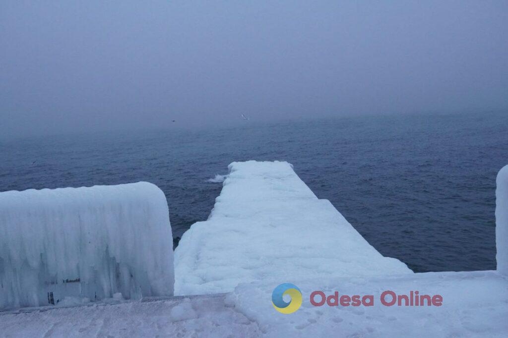 В Одесі морські хвилі перетворили набережну на крижане королівство
