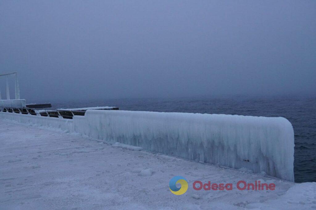 В Одесі морські хвилі перетворили набережну на крижане королівство
