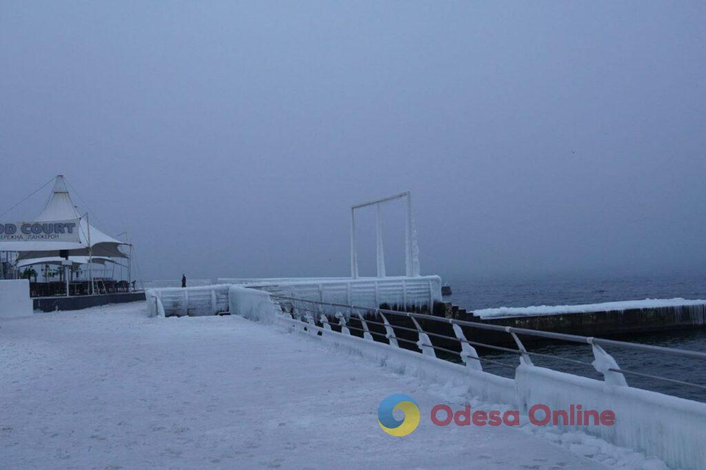 В Одесі морські хвилі перетворили набережну на крижане королівство