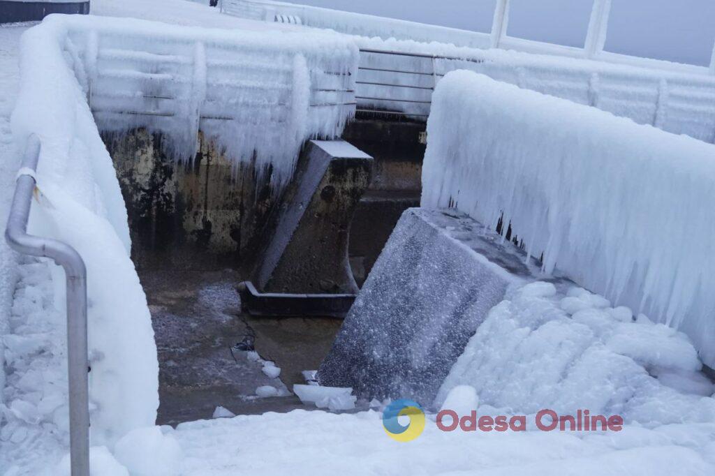 В Одесі морські хвилі перетворили набережну на крижане королівство