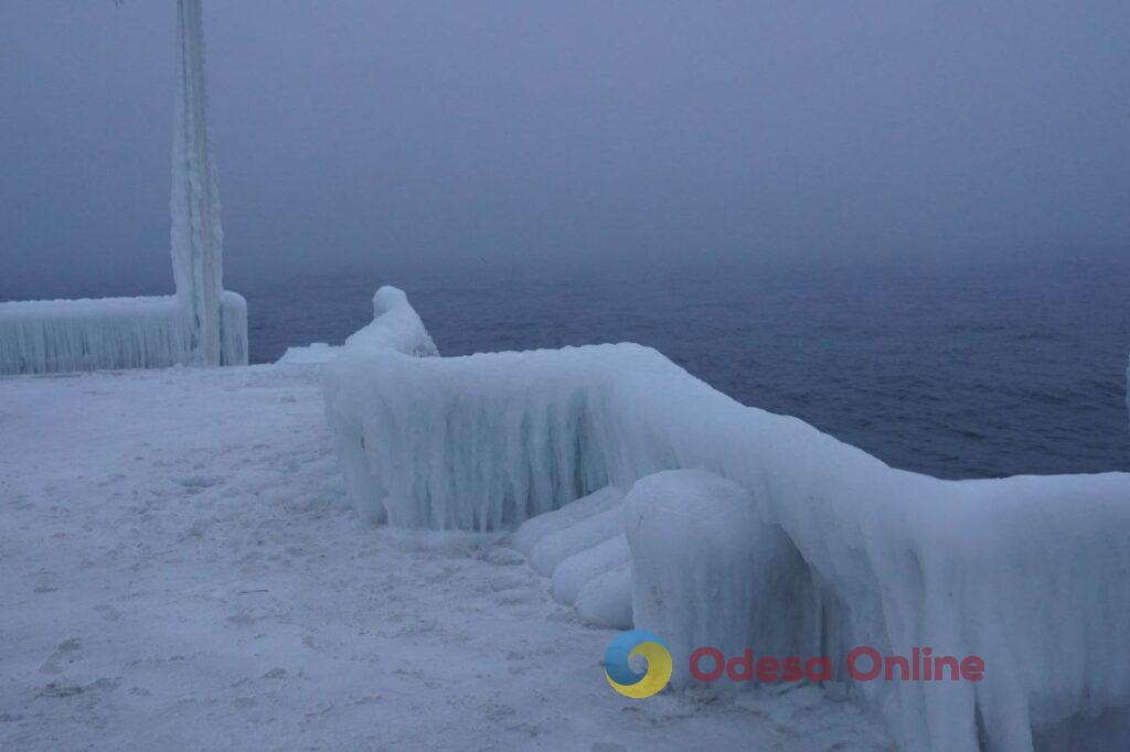 В Одесі морські хвилі перетворили набережну на крижане королівство