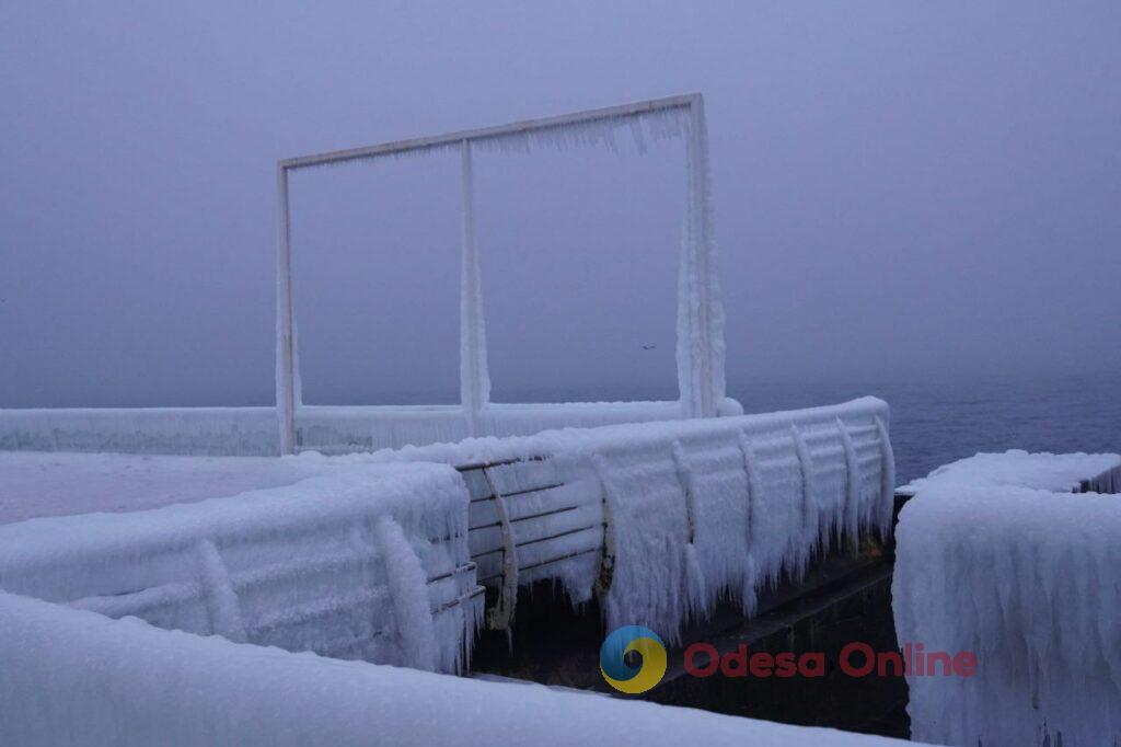 В Одесі морські хвилі перетворили набережну на крижане королівство