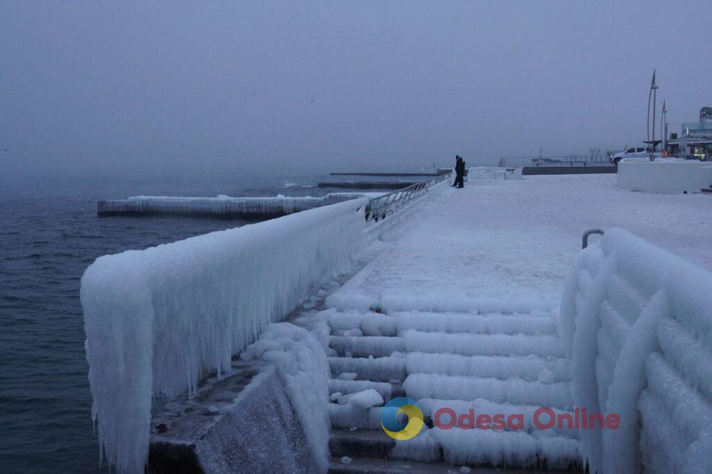 В Одесі морські хвилі перетворили набережну на крижане королівство