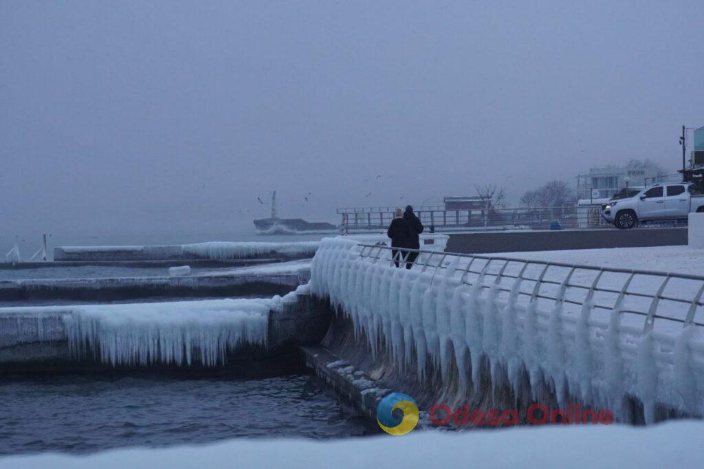 В Одесі морські хвилі перетворили набережну на крижане королівство