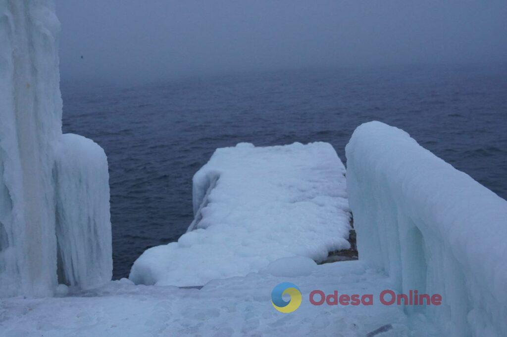 В Одесі морські хвилі перетворили набережну на крижане королівство