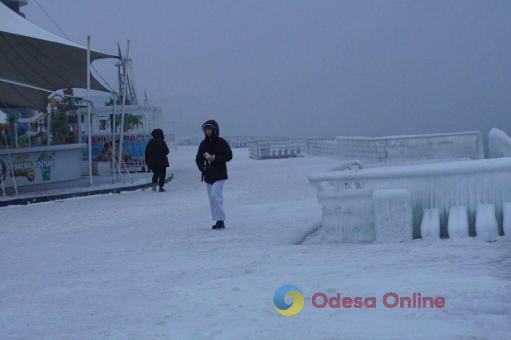 В Одесі морські хвилі перетворили набережну на крижане королівство